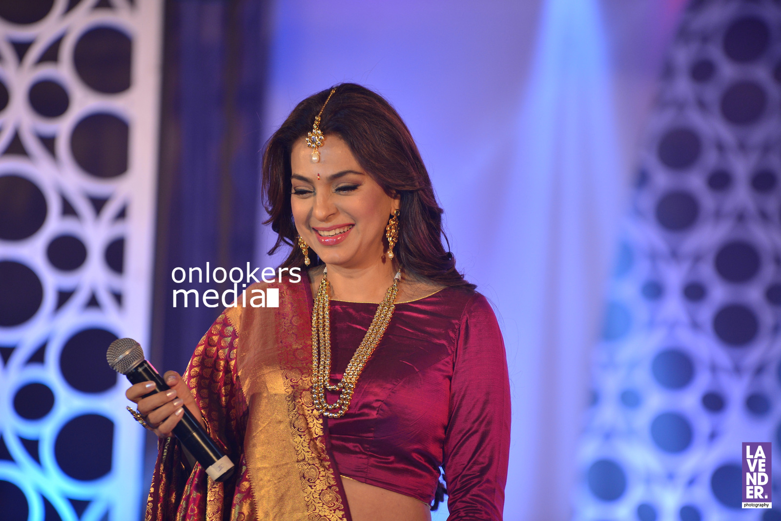 https://onlookersmedia.in/wp-content/uploads/2016/07/Juhi-Chawla-Saptamukhi-2016-Mahalekshmi-Silks-fashion-show-39.jpg