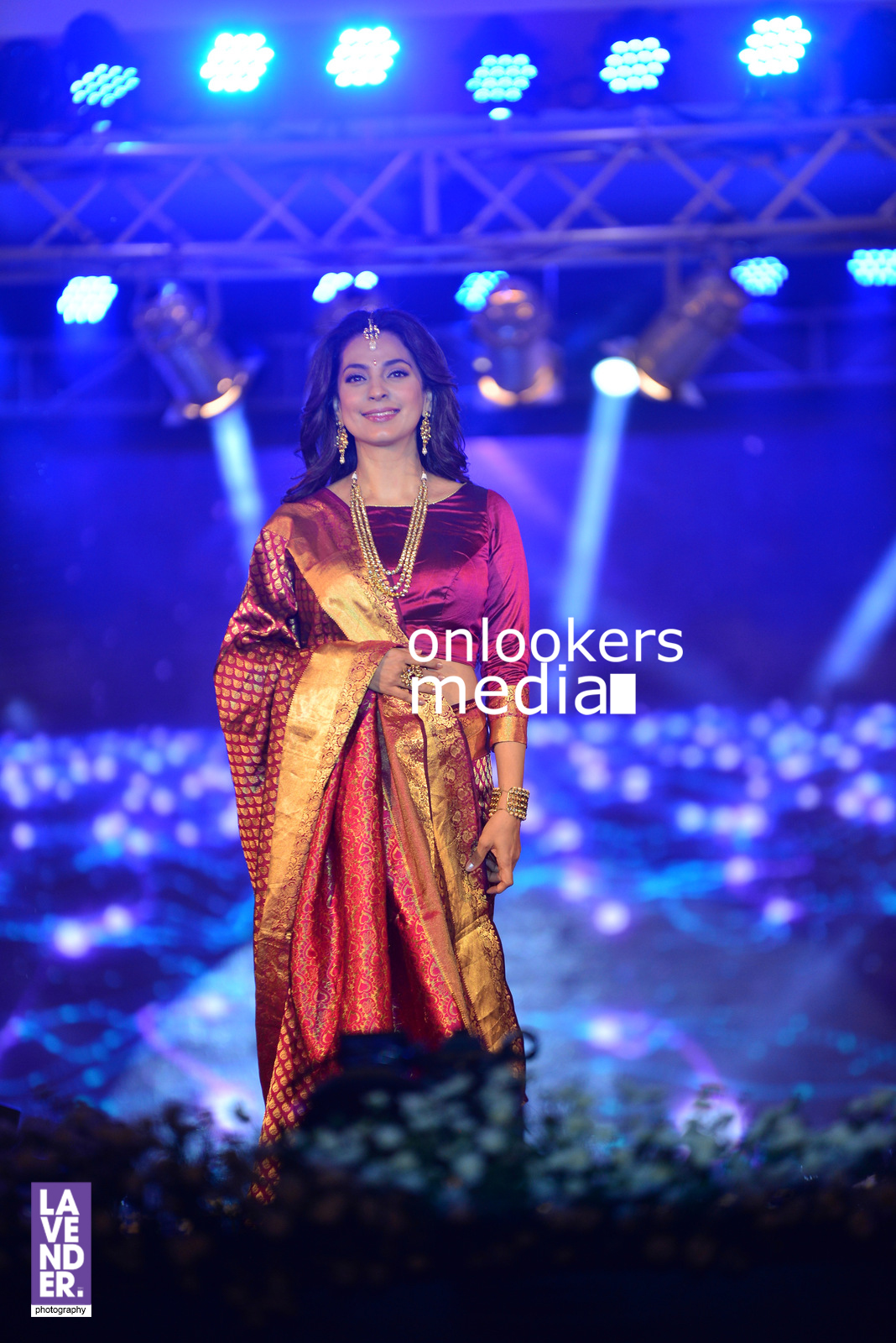 https://onlookersmedia.in/wp-content/uploads/2016/07/Juhi-Chawla-Saptamukhi-2016-Mahalekshmi-Silks-fashion-show-4.jpg