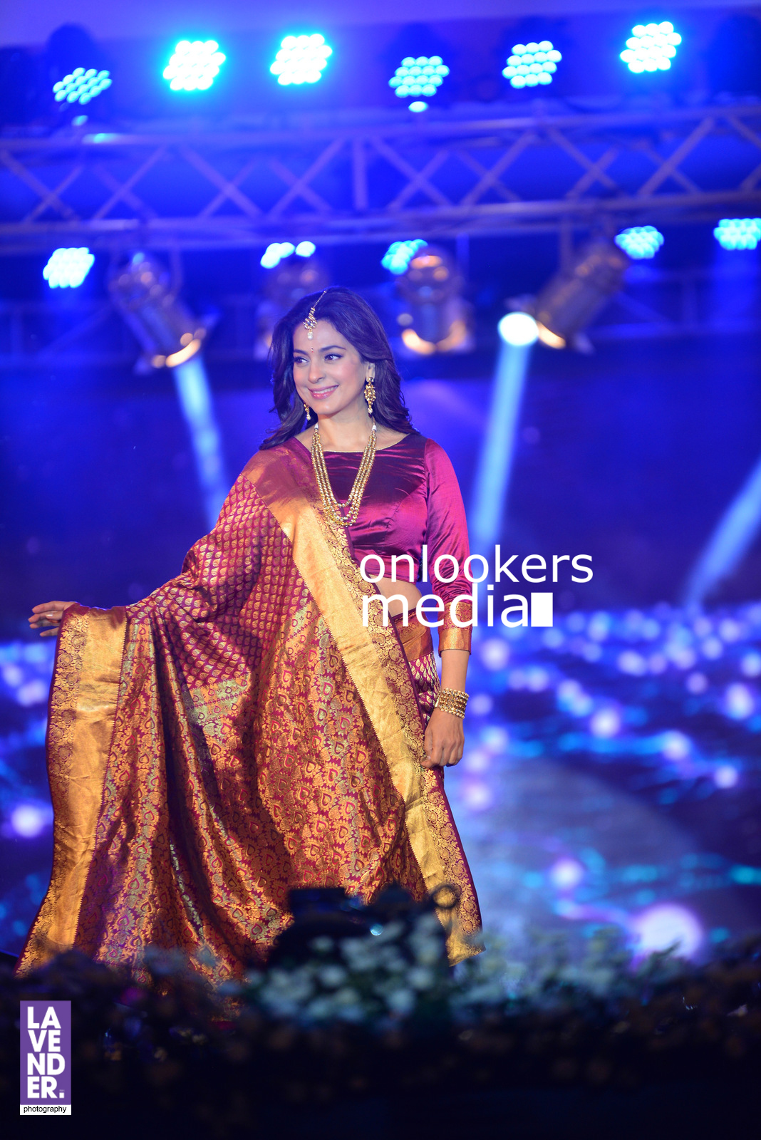https://onlookersmedia.in/wp-content/uploads/2016/07/Juhi-Chawla-Saptamukhi-2016-Mahalekshmi-Silks-fashion-show-5.jpg