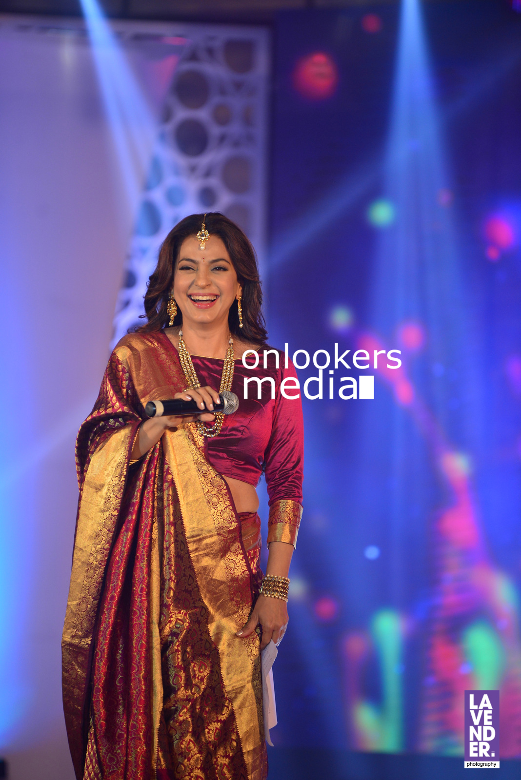 https://onlookersmedia.in/wp-content/uploads/2016/07/Juhi-Chawla-Saptamukhi-2016-Mahalekshmi-Silks-fashion-show-54.jpg