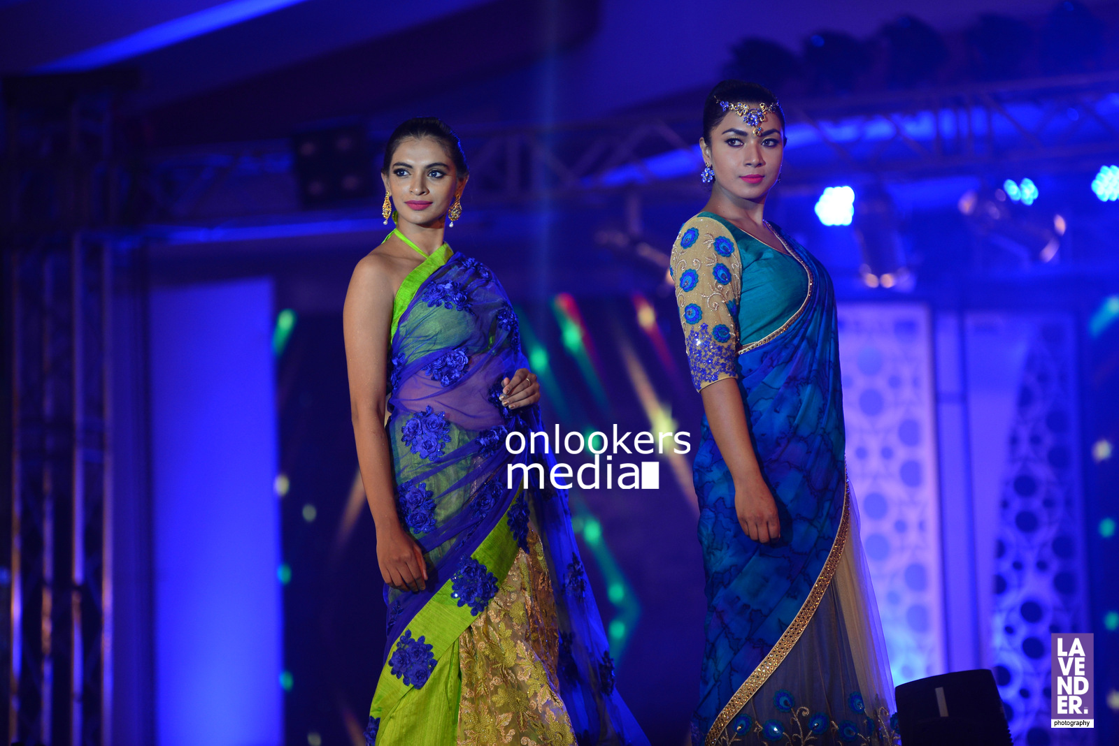 https://onlookersmedia.in/wp-content/uploads/2016/07/Juhi-Chawla-Saptamukhi-2016-Mahalekshmi-Silks-fashion-show-63.jpg