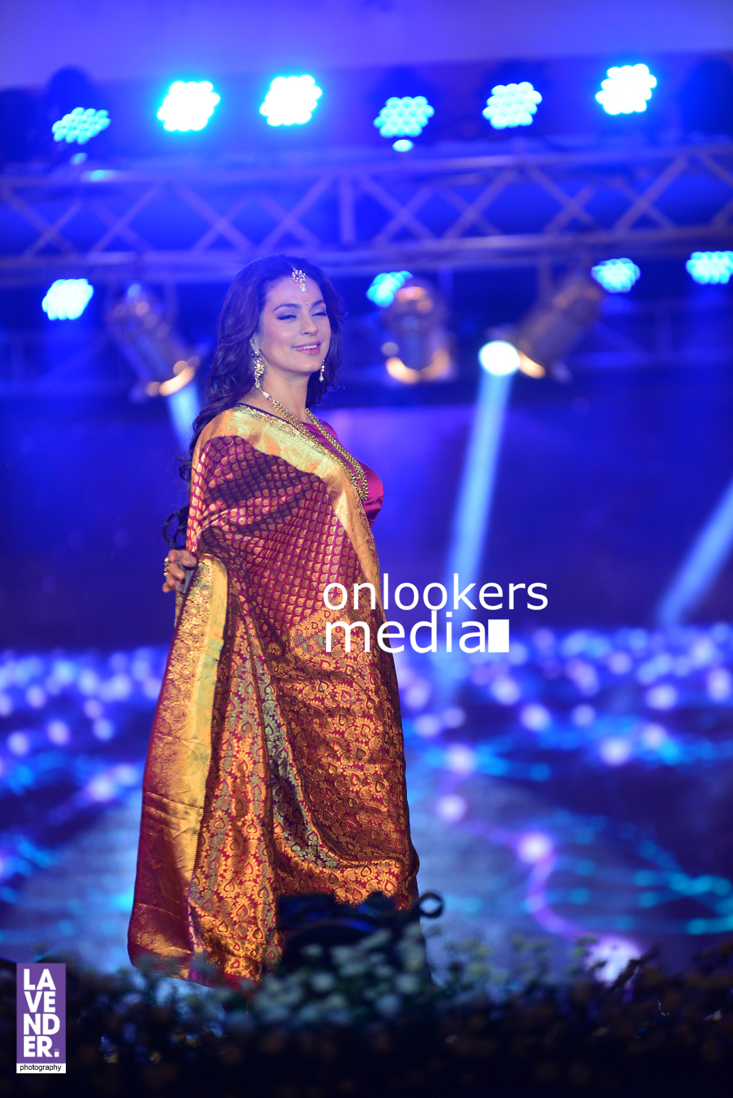 https://onlookersmedia.in/wp-content/uploads/2016/07/Juhi-Chawla-Saptamukhi-2016-Mahalekshmi-Silks-fashion-show-7.jpg