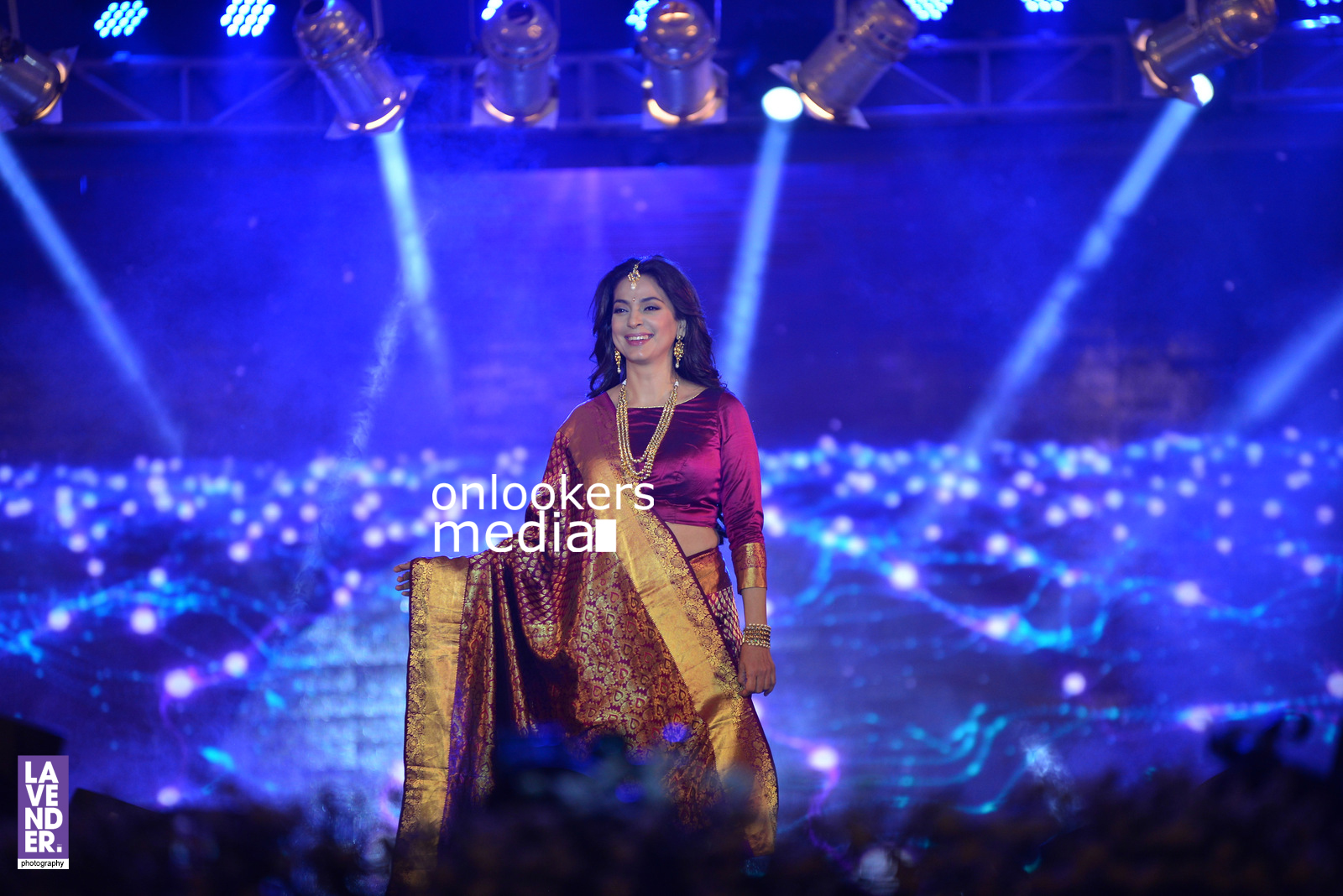 https://onlookersmedia.in/wp-content/uploads/2016/07/Juhi-Chawla-Saptamukhi-2016-Mahalekshmi-Silks-fashion-show-9.jpg