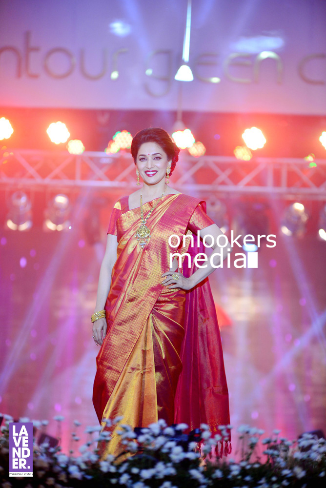 https://onlookersmedia.in/wp-content/uploads/2016/07/Madhuri-Dixit-at-Saptamukhi-2016-Mahalekshmi-Silks-fashion-show-10.jpg
