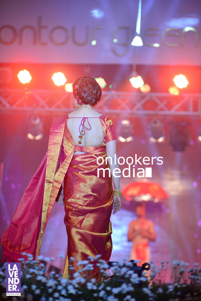 http://onlookersmedia.in/wp-content/uploads/2016/07/Madhuri-Dixit-at-Saptamukhi-2016-Mahalekshmi-Silks-fashion-show-11.jpg