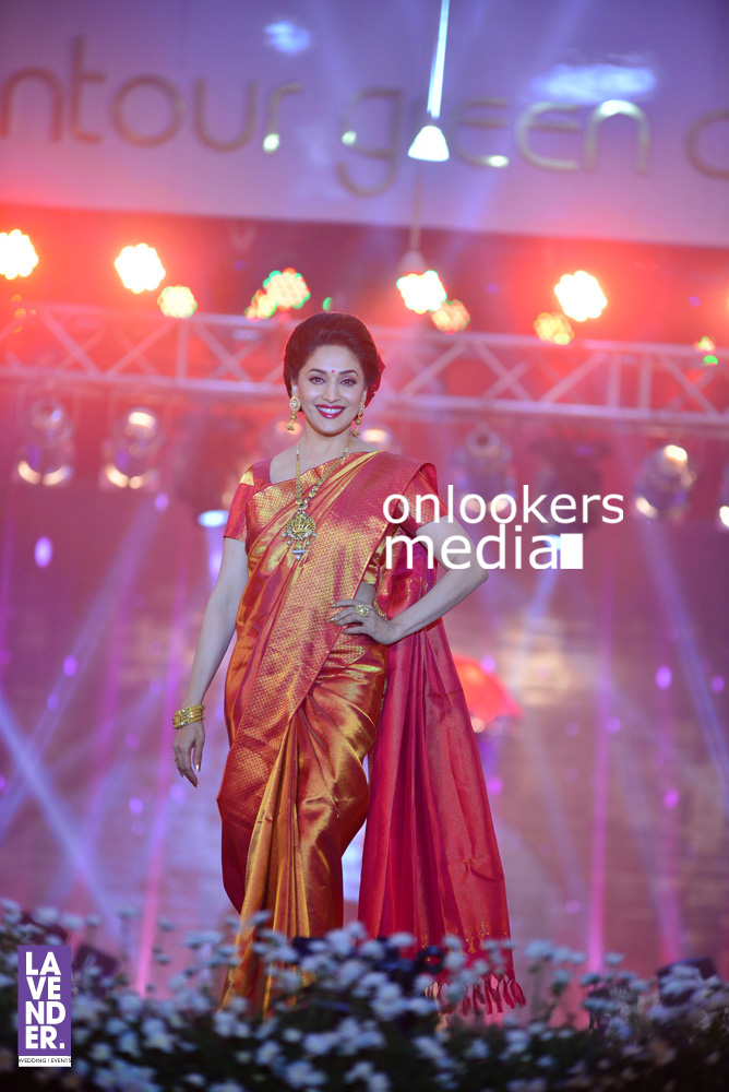 https://onlookersmedia.in/wp-content/uploads/2016/07/Madhuri-Dixit-at-Saptamukhi-2016-Mahalekshmi-Silks-fashion-show-12.jpg