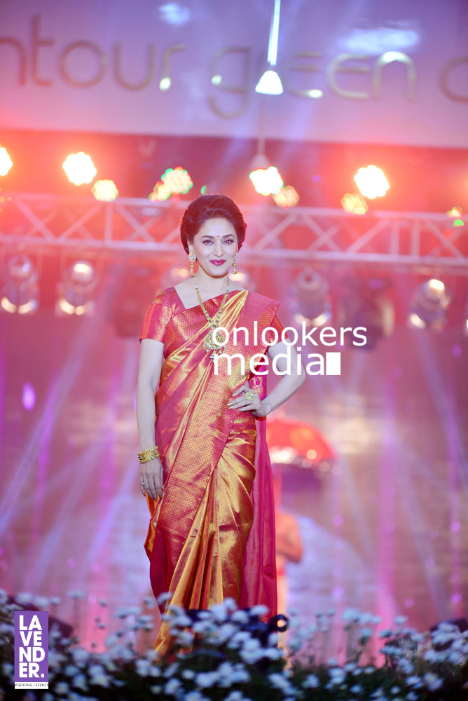 http://onlookersmedia.in/wp-content/uploads/2016/07/Madhuri-Dixit-at-Saptamukhi-2016-Mahalekshmi-Silks-fashion-show-13.jpg