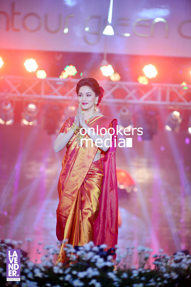 http://onlookersmedia.in/wp-content/uploads/2016/07/Madhuri-Dixit-at-Saptamukhi-2016-Mahalekshmi-Silks-fashion-show-14.jpg