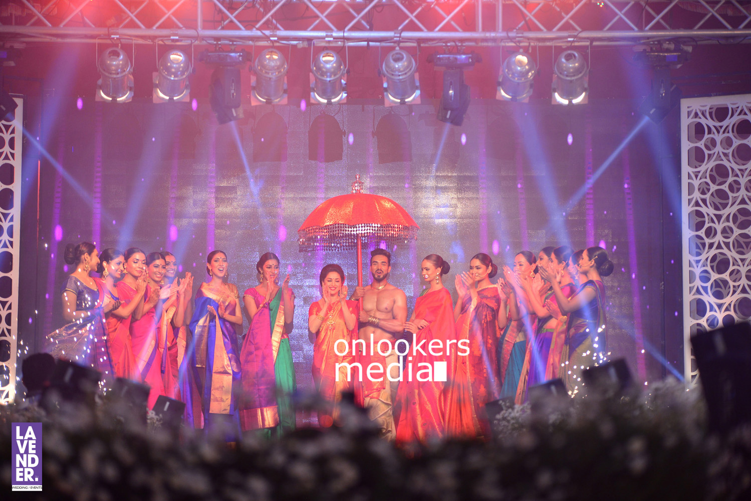 https://onlookersmedia.in/wp-content/uploads/2016/07/Madhuri-Dixit-at-Saptamukhi-2016-Mahalekshmi-Silks-fashion-show-19.jpg