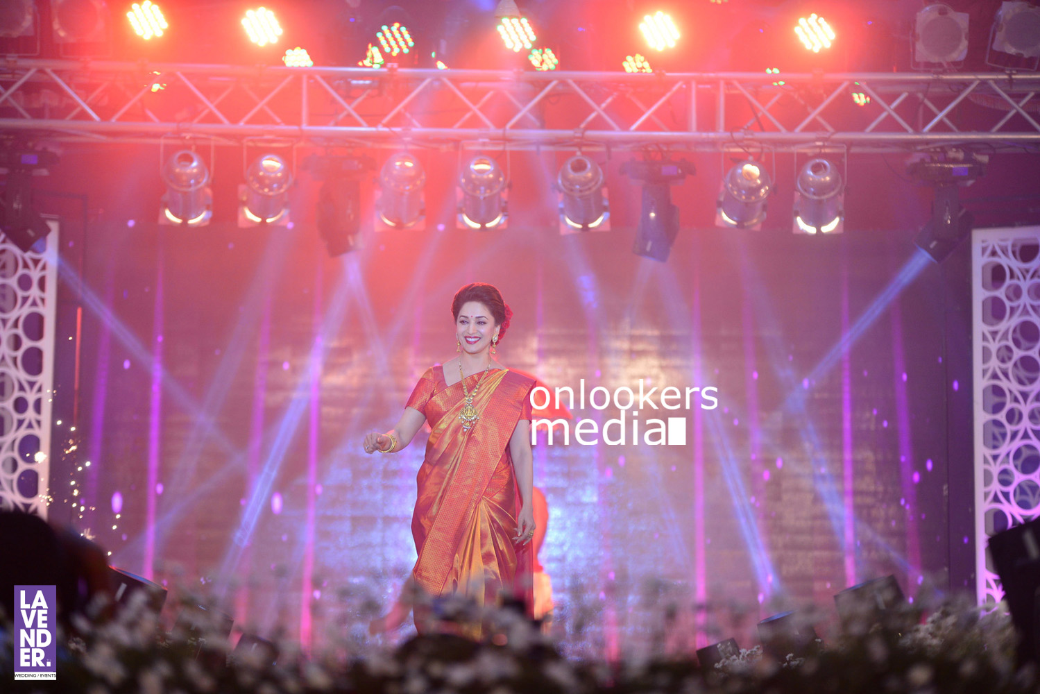 https://onlookersmedia.in/wp-content/uploads/2016/07/Madhuri-Dixit-at-Saptamukhi-2016-Mahalekshmi-Silks-fashion-show-2.jpg
