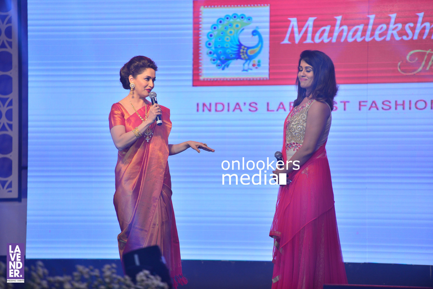 https://onlookersmedia.in/wp-content/uploads/2016/07/Madhuri-Dixit-at-Saptamukhi-2016-Mahalekshmi-Silks-fashion-show-24.jpg