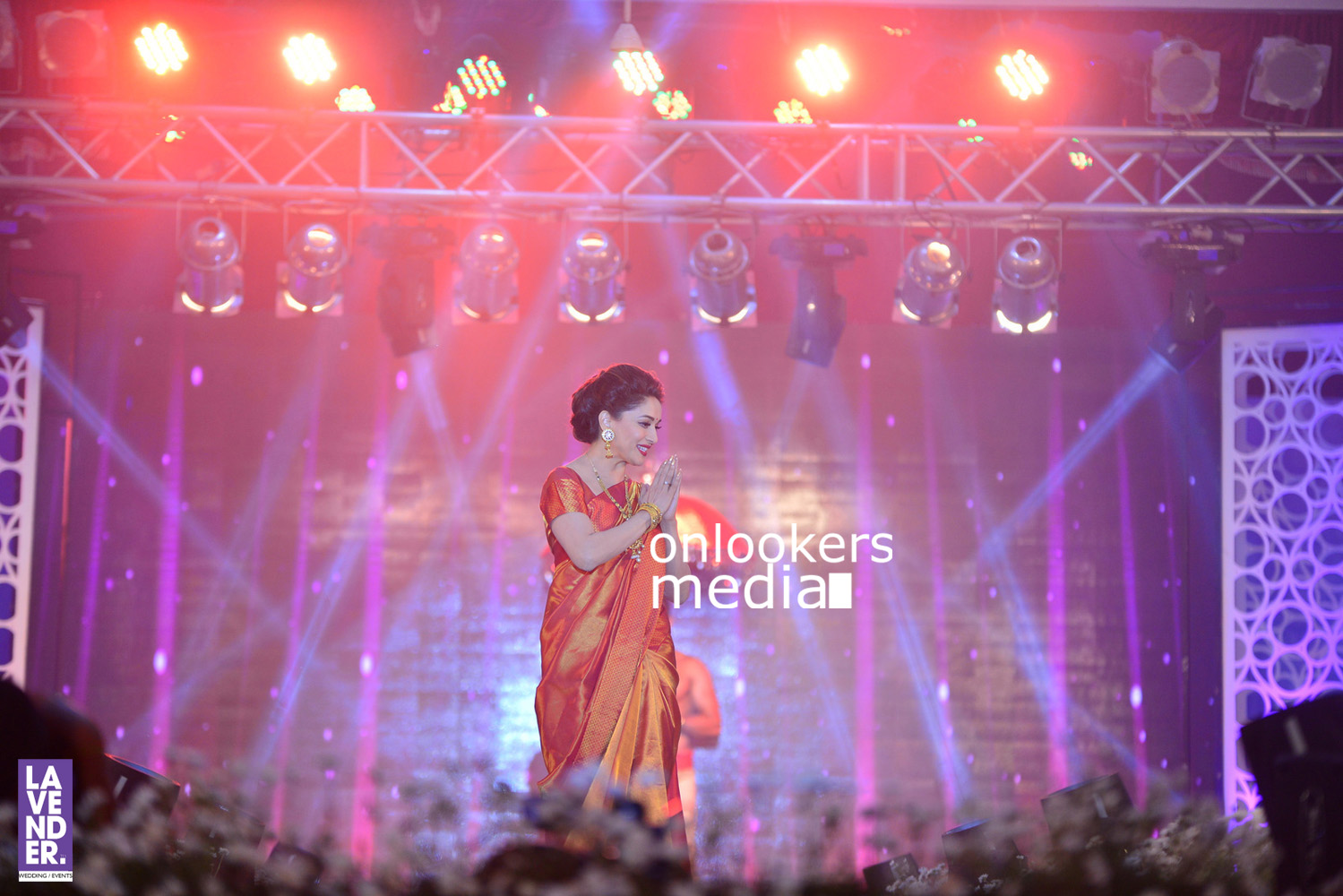 http://onlookersmedia.in/wp-content/uploads/2016/07/Madhuri-Dixit-at-Saptamukhi-2016-Mahalekshmi-Silks-fashion-show-3.jpg