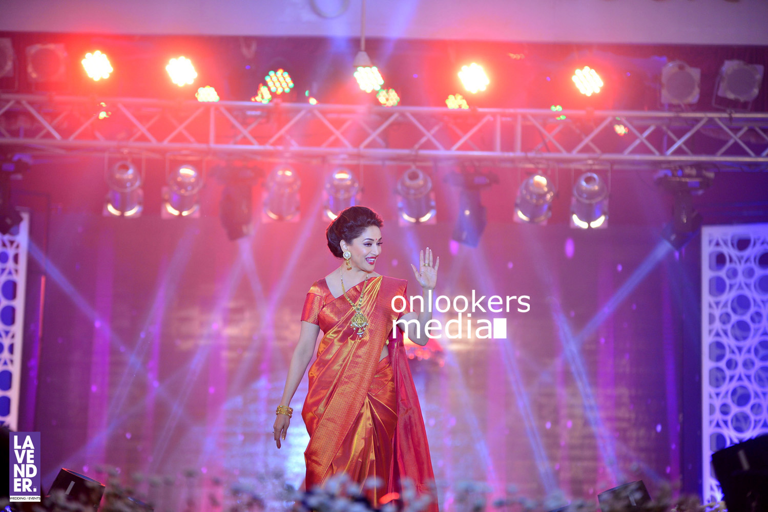 http://onlookersmedia.in/wp-content/uploads/2016/07/Madhuri-Dixit-at-Saptamukhi-2016-Mahalekshmi-Silks-fashion-show-4.jpg