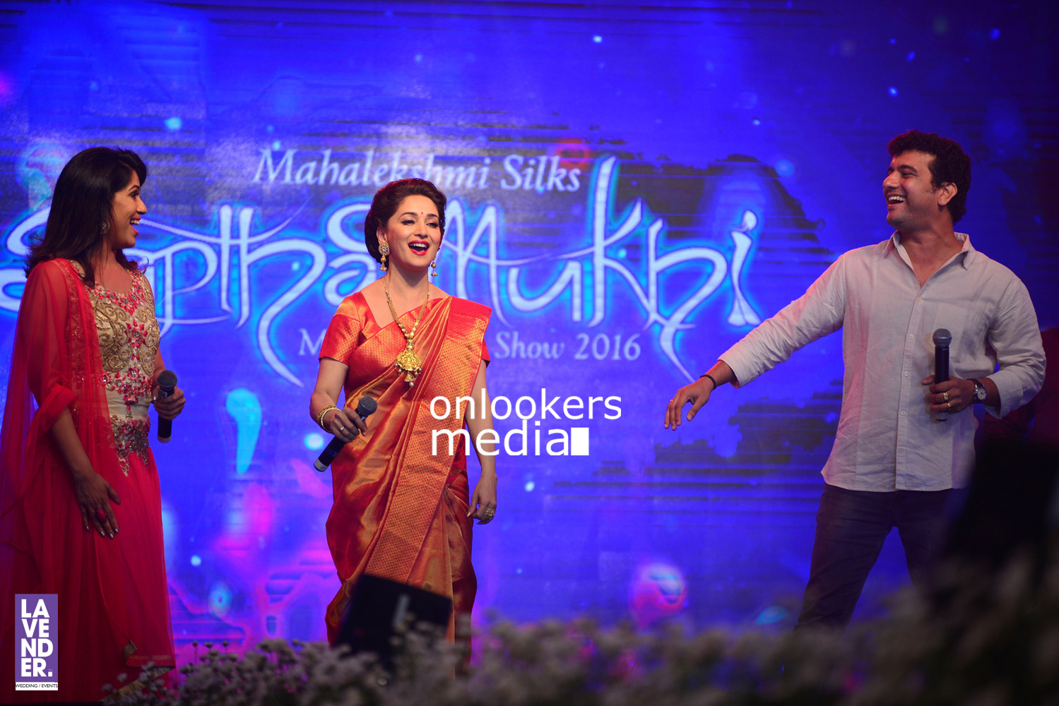 http://onlookersmedia.in/wp-content/uploads/2016/07/Madhuri-Dixit-at-Saptamukhi-2016-Mahalekshmi-Silks-fashion-show-45.jpg