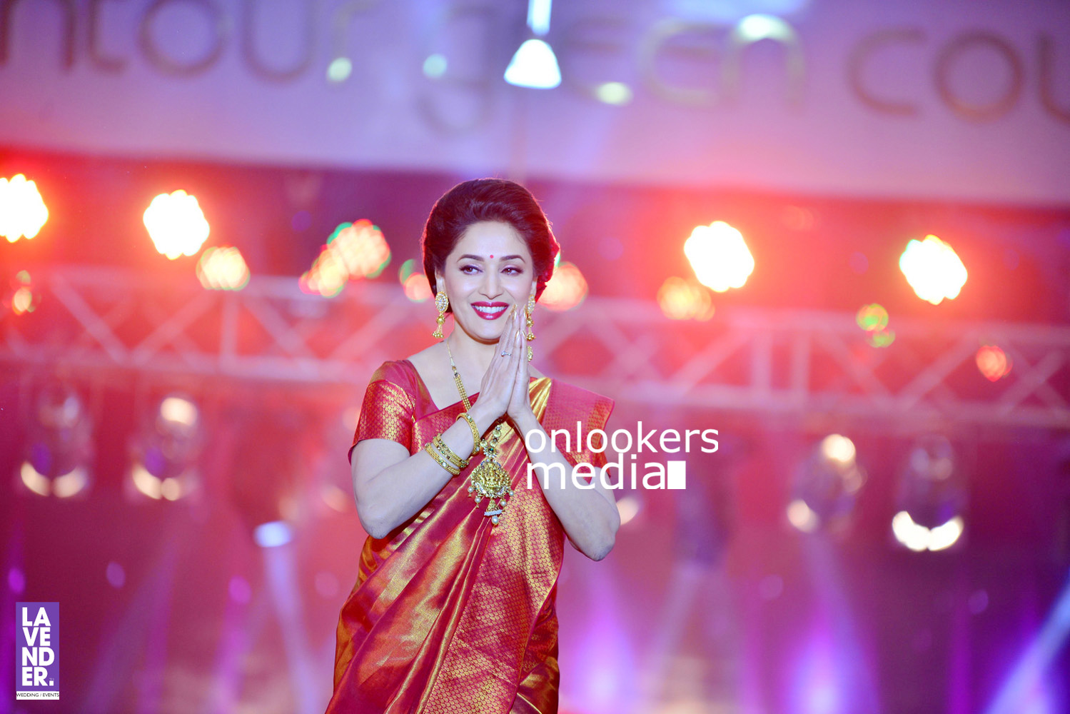 http://onlookersmedia.in/wp-content/uploads/2016/07/Madhuri-Dixit-at-Saptamukhi-2016-Mahalekshmi-Silks-fashion-show-8.jpg
