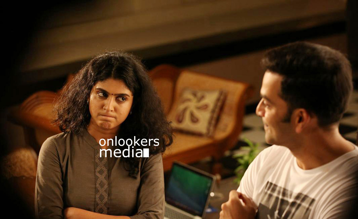https://onlookersmedia.in/wp-content/uploads/2016/07/Oozham-stills-photos-Prithviraj-Divya-Pillai-Rasna-Pavithran-6.jpg