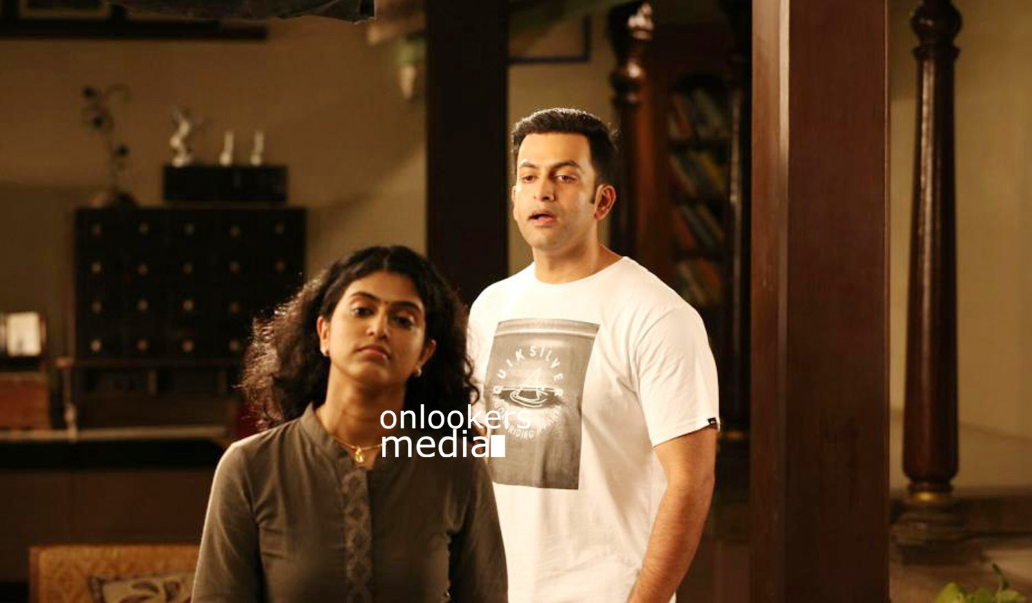 https://onlookersmedia.in/wp-content/uploads/2016/07/Oozham-stills-photos-Prithviraj-Divya-Pillai-Rasna-Pavithran-8.jpg
