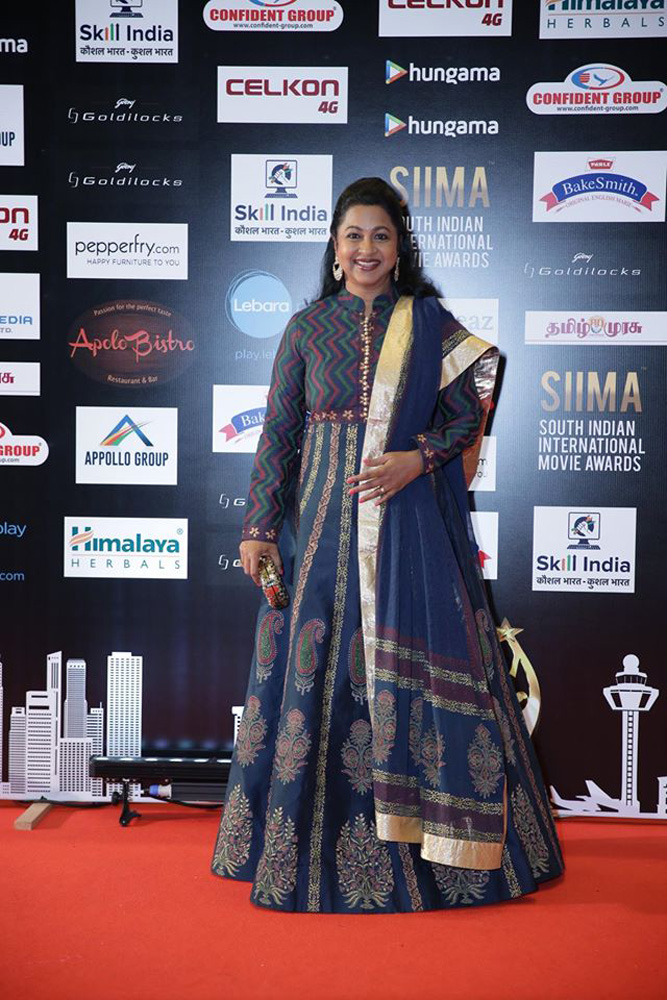 https://onlookersmedia.in/wp-content/uploads/2016/07/SIIMA-Awards-2016-Stills-Photos-21.jpg