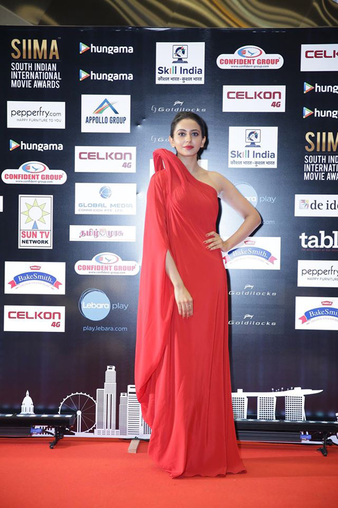 https://onlookersmedia.in/wp-content/uploads/2016/07/SIIMA-Awards-2016-Stills-Photos-46.jpg