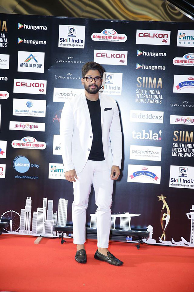 https://onlookersmedia.in/wp-content/uploads/2016/07/SIIMA-Awards-2016-Stills-Photos-47.jpg