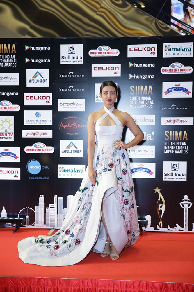 https://onlookersmedia.in/wp-content/uploads/2016/07/SIIMA-Awards-2016-Stills-Photos-61.jpg