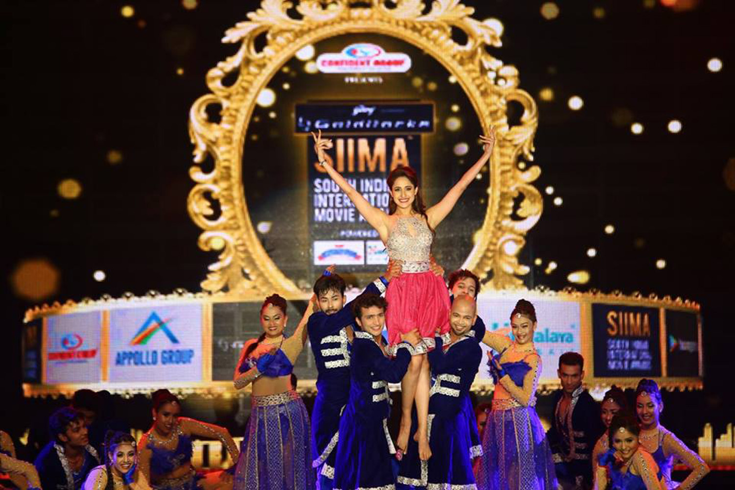 https://onlookersmedia.in/wp-content/uploads/2016/07/SIIMA-Awards-2016-Stills-Photos-67.jpg