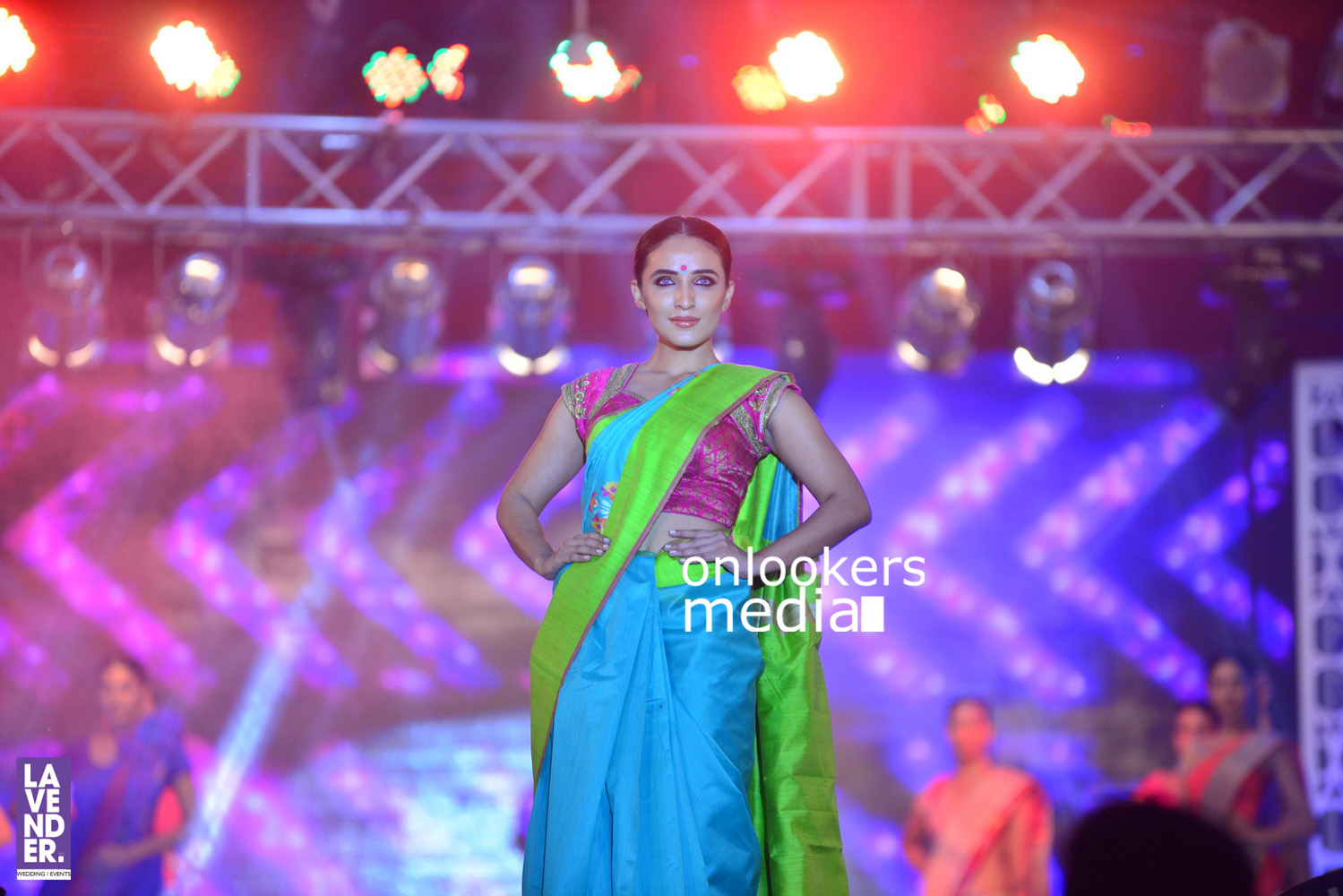 http://onlookersmedia.in/wp-content/uploads/2016/07/Saptamukhi-2016-Mahalekshmi-Silks-fashion-show-stills-photos-166.jpg