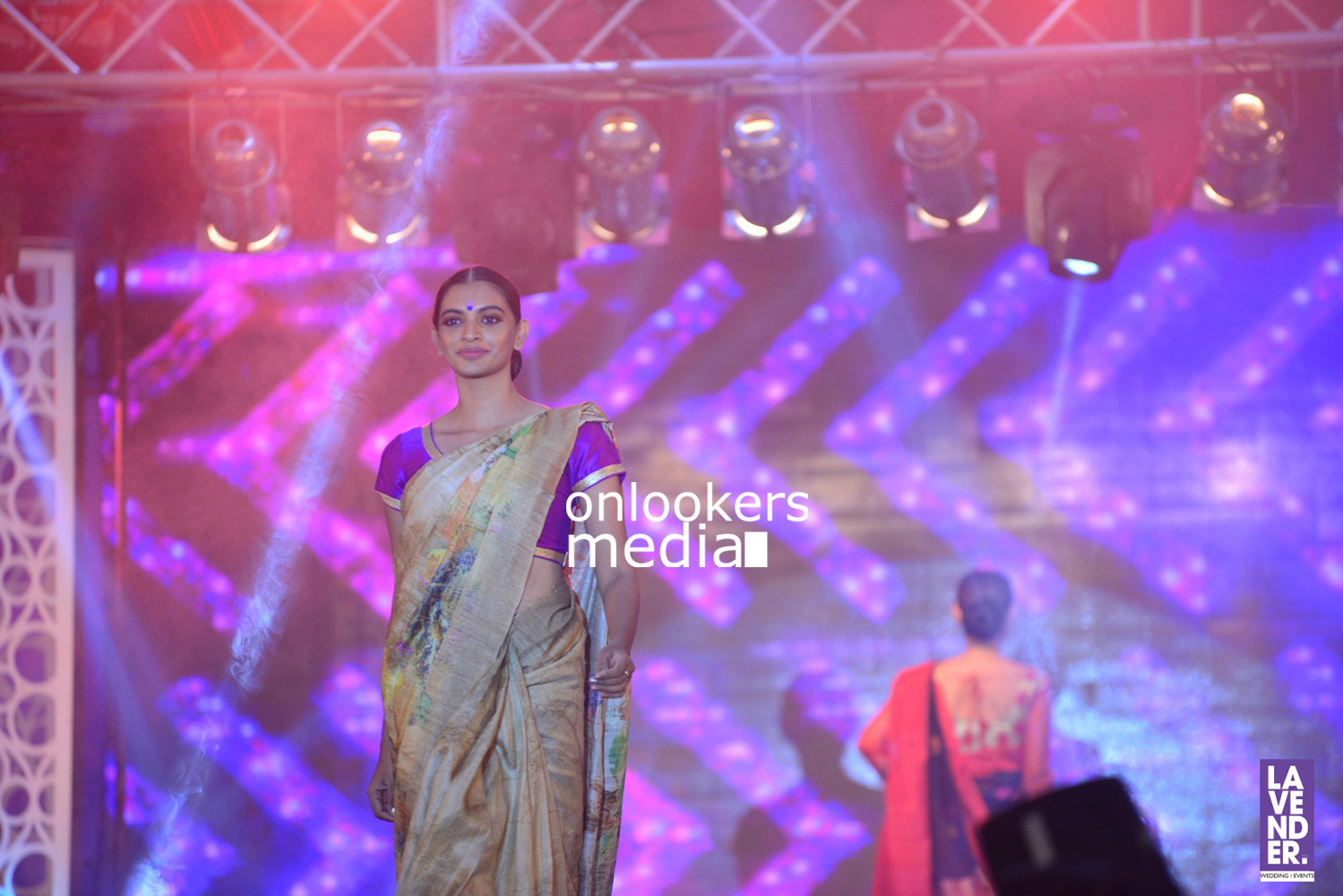 https://onlookersmedia.in/wp-content/uploads/2016/07/Saptamukhi-2016-Mahalekshmi-Silks-fashion-show-stills-photos-179.jpg