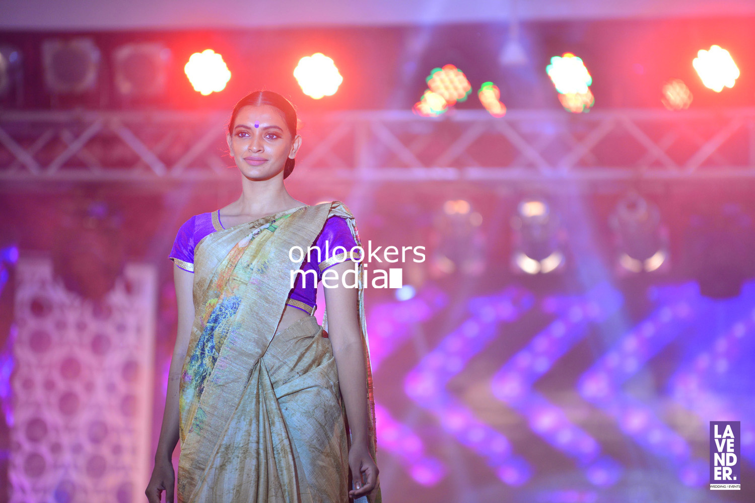https://onlookersmedia.in/wp-content/uploads/2016/07/Saptamukhi-2016-Mahalekshmi-Silks-fashion-show-stills-photos-180.jpg