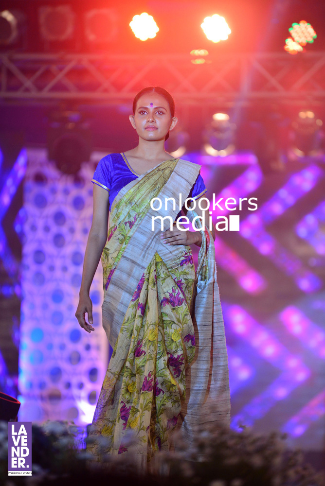 http://onlookersmedia.in/wp-content/uploads/2016/07/Saptamukhi-2016-Mahalekshmi-Silks-fashion-show-stills-photos-182.jpg
