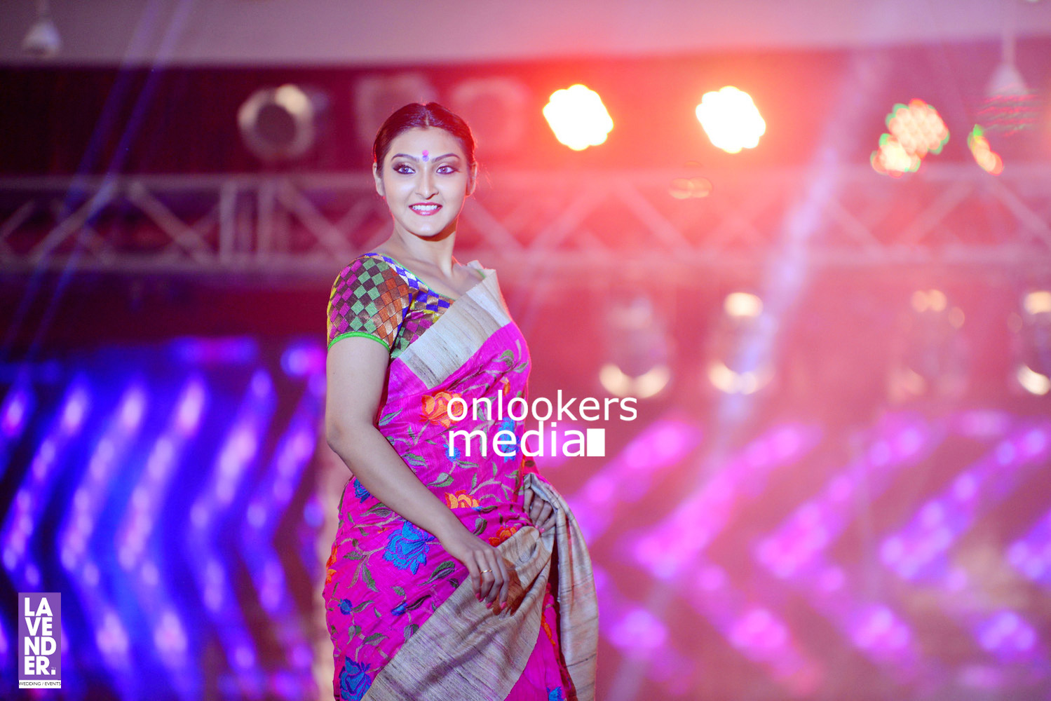 https://onlookersmedia.in/wp-content/uploads/2016/07/Saptamukhi-2016-Mahalekshmi-Silks-fashion-show-stills-photos-186.jpg