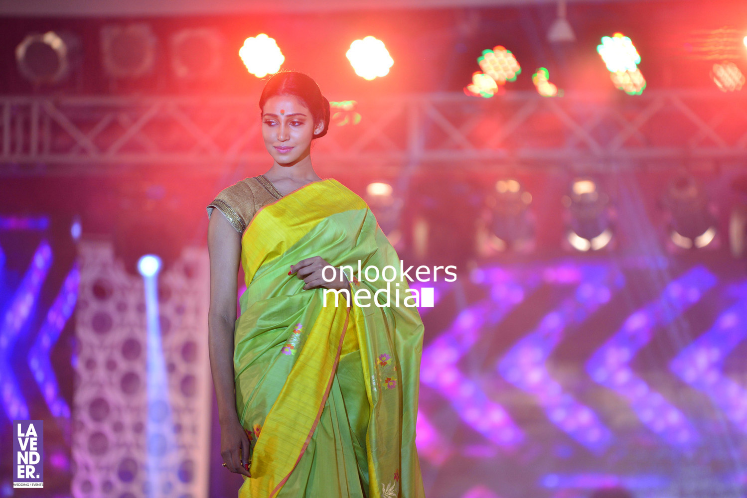 http://onlookersmedia.in/wp-content/uploads/2016/07/Saptamukhi-2016-Mahalekshmi-Silks-fashion-show-stills-photos-190.jpg