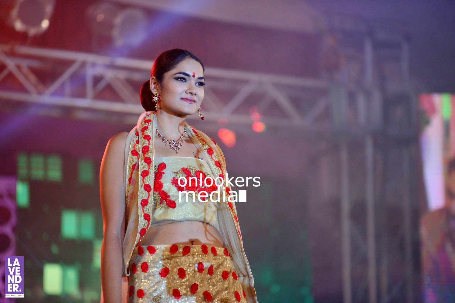 http://onlookersmedia.in/wp-content/uploads/2016/07/Saptamukhi-2016-Mahalekshmi-Silks-fashion-show-stills-photos-228.jpg