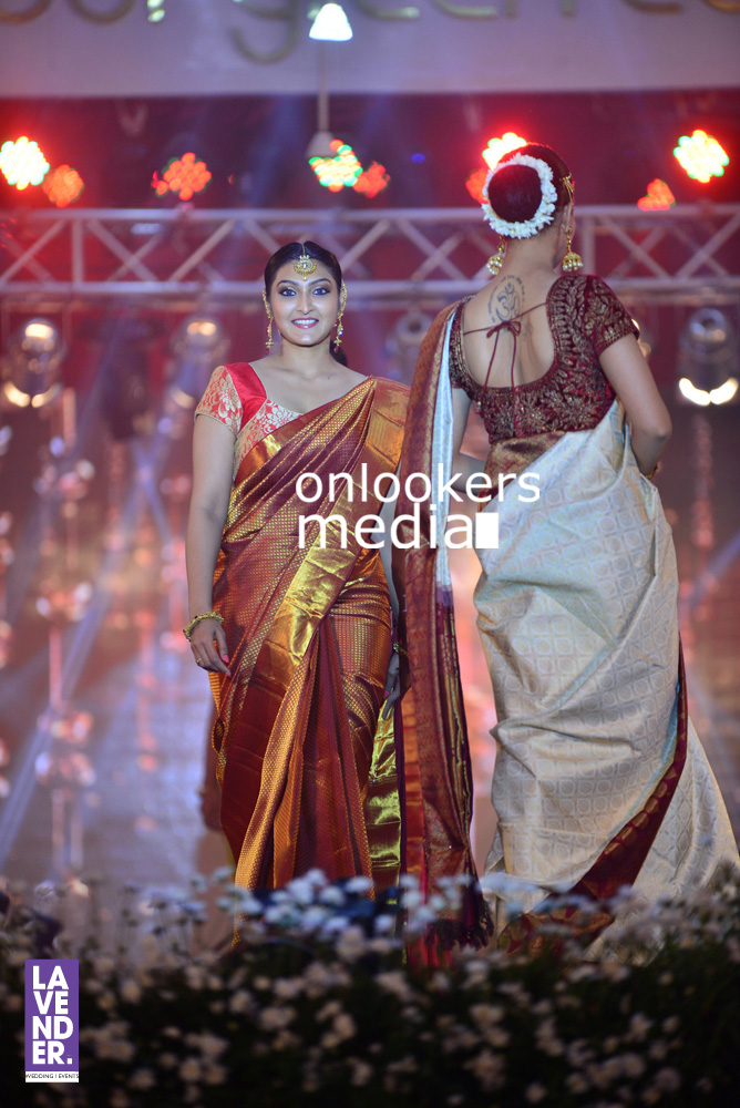 http://onlookersmedia.in/wp-content/uploads/2016/07/Saptamukhi-2016-Mahalekshmi-Silks-fashion-show-stills-photos-30.jpg