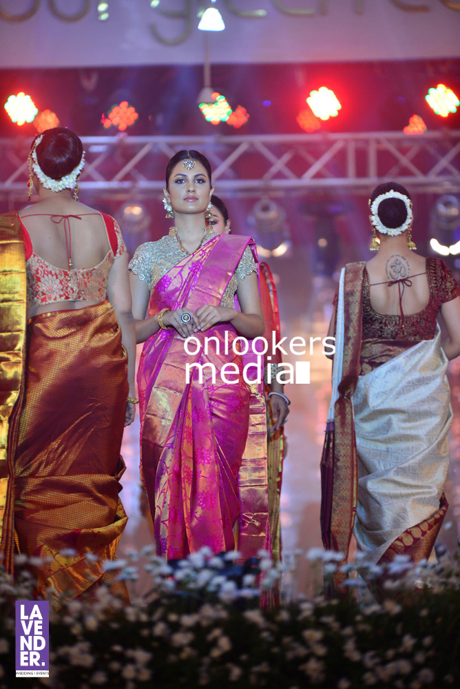 https://onlookersmedia.in/wp-content/uploads/2016/07/Saptamukhi-2016-Mahalekshmi-Silks-fashion-show-stills-photos-31.jpg