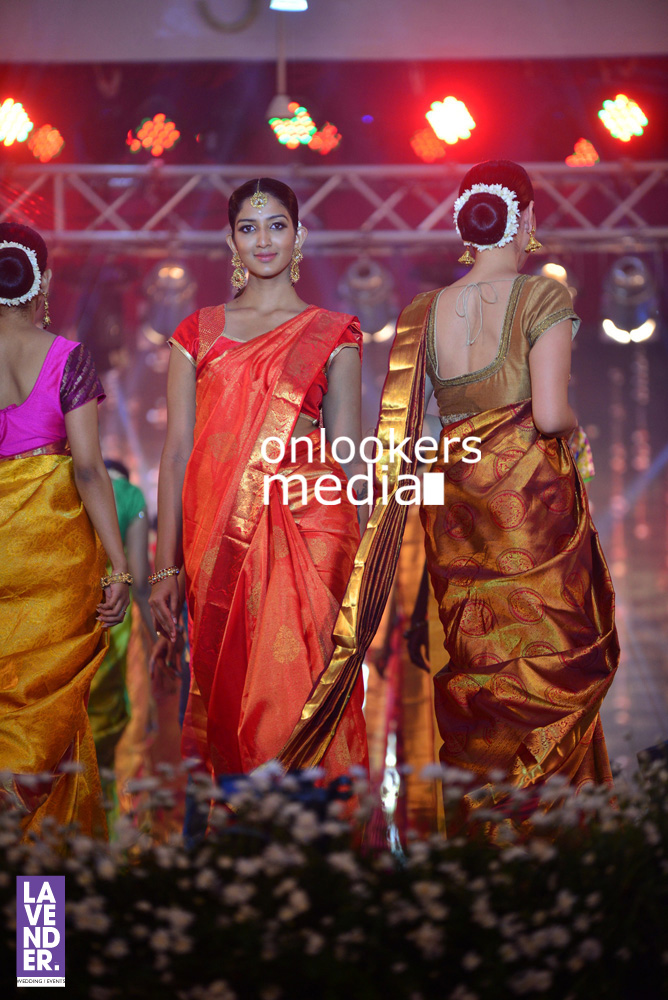 http://onlookersmedia.in/wp-content/uploads/2016/07/Saptamukhi-2016-Mahalekshmi-Silks-fashion-show-stills-photos-37.jpg