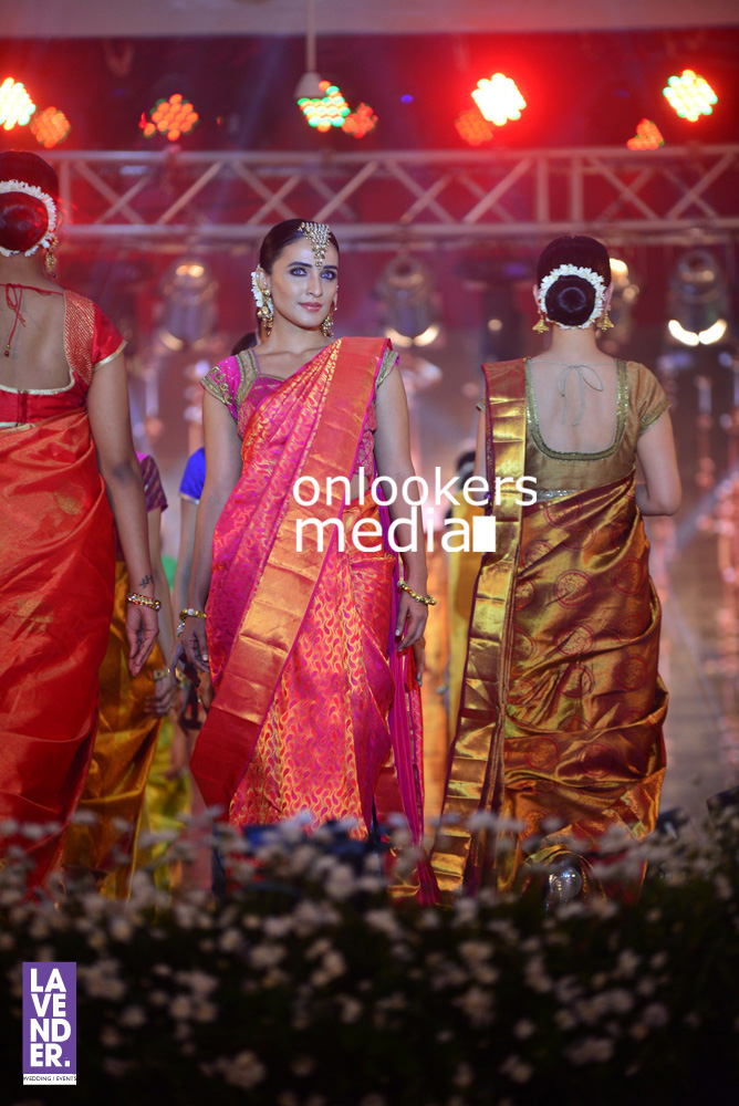https://onlookersmedia.in/wp-content/uploads/2016/07/Saptamukhi-2016-Mahalekshmi-Silks-fashion-show-stills-photos-38.jpg