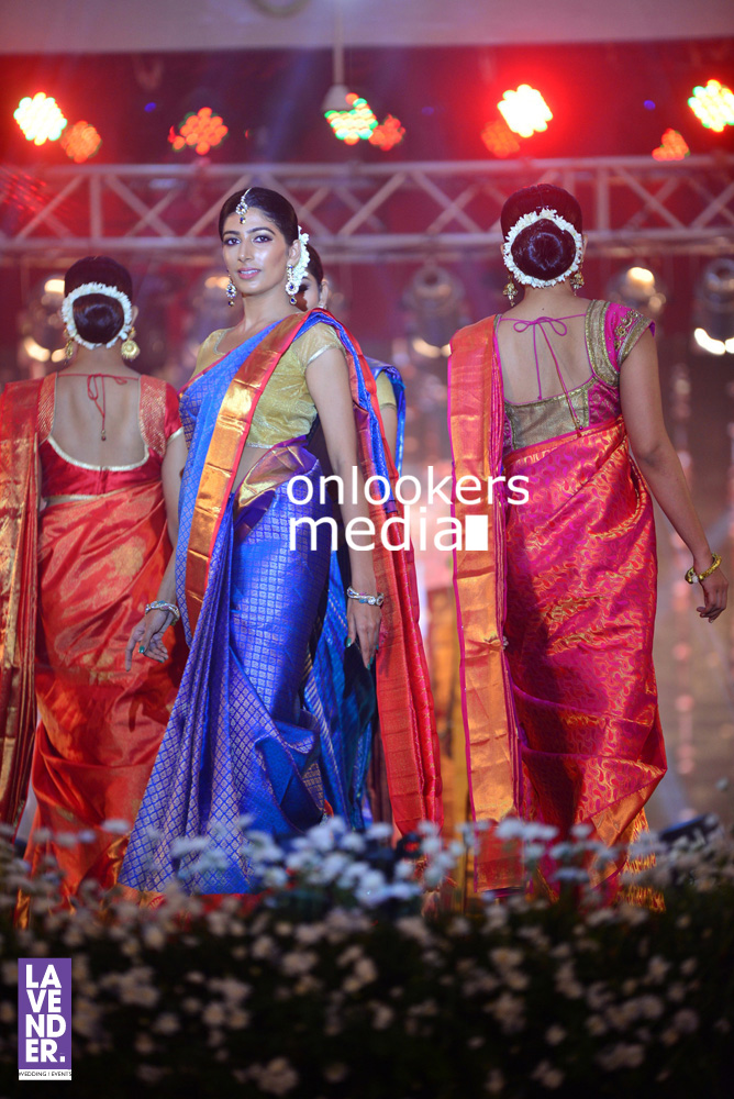 http://onlookersmedia.in/wp-content/uploads/2016/07/Saptamukhi-2016-Mahalekshmi-Silks-fashion-show-stills-photos-39.jpg