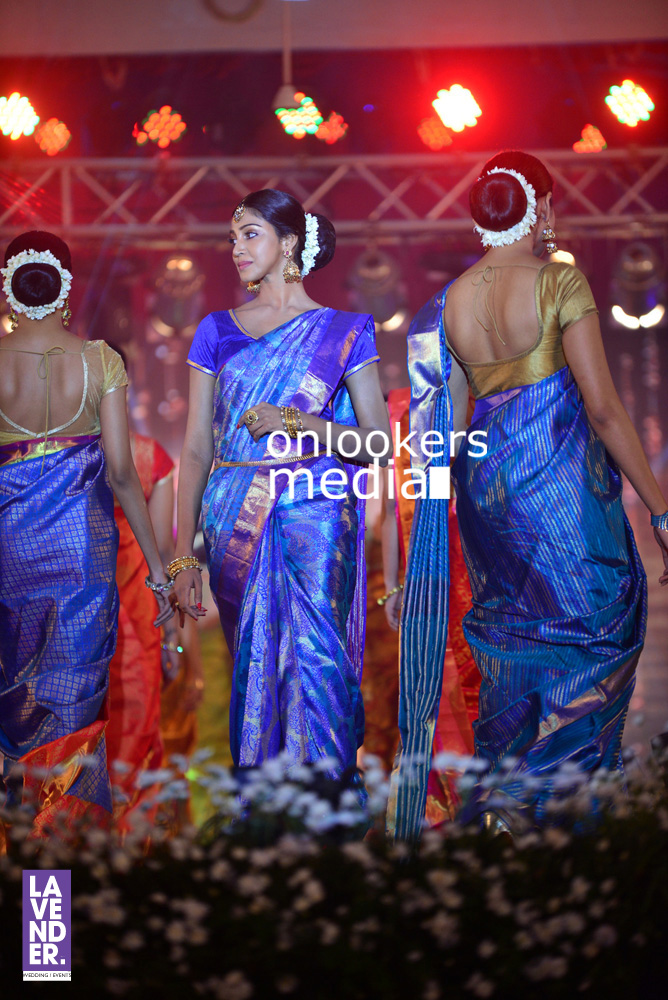 https://onlookersmedia.in/wp-content/uploads/2016/07/Saptamukhi-2016-Mahalekshmi-Silks-fashion-show-stills-photos-41.jpg