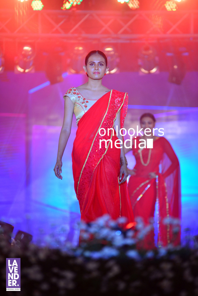 https://onlookersmedia.in/wp-content/uploads/2016/07/Saptamukhi-2016-Mahalekshmi-Silks-fashion-show-stills-photos-57.jpg