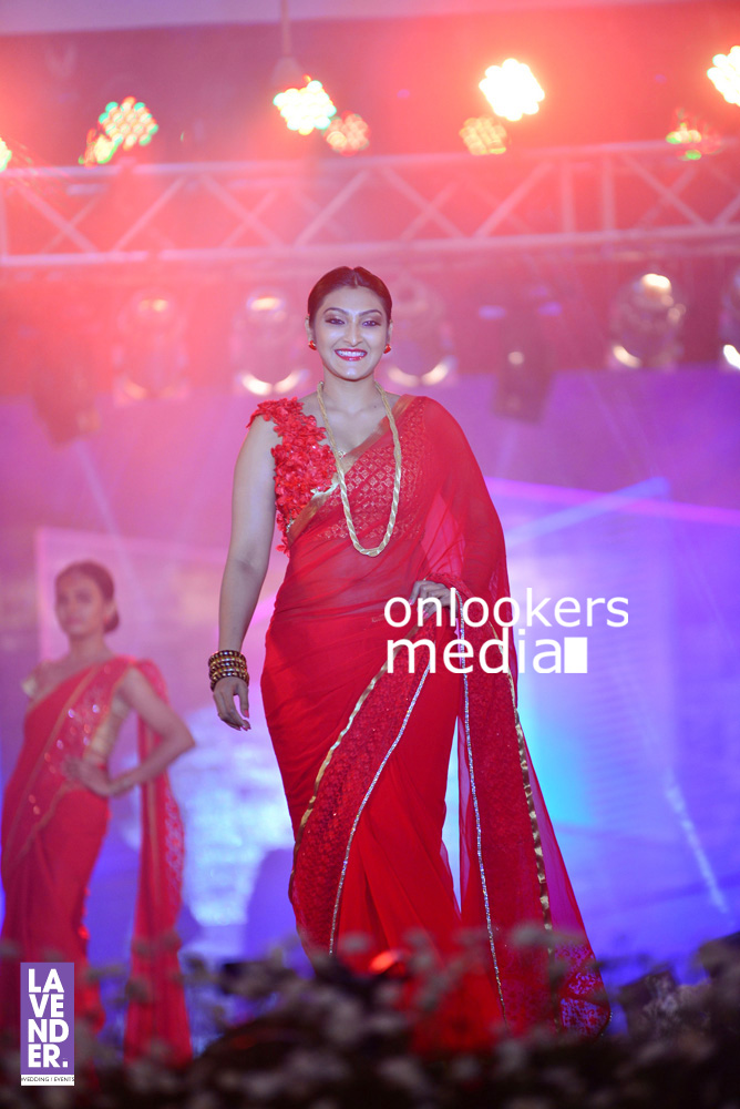 http://onlookersmedia.in/wp-content/uploads/2016/07/Saptamukhi-2016-Mahalekshmi-Silks-fashion-show-stills-photos-59.jpg