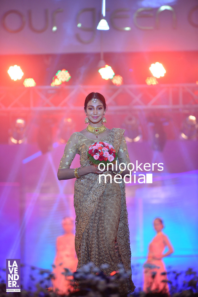 http://onlookersmedia.in/wp-content/uploads/2016/07/Saptamukhi-2016-Mahalekshmi-Silks-fashion-show-stills-photos-80.jpg