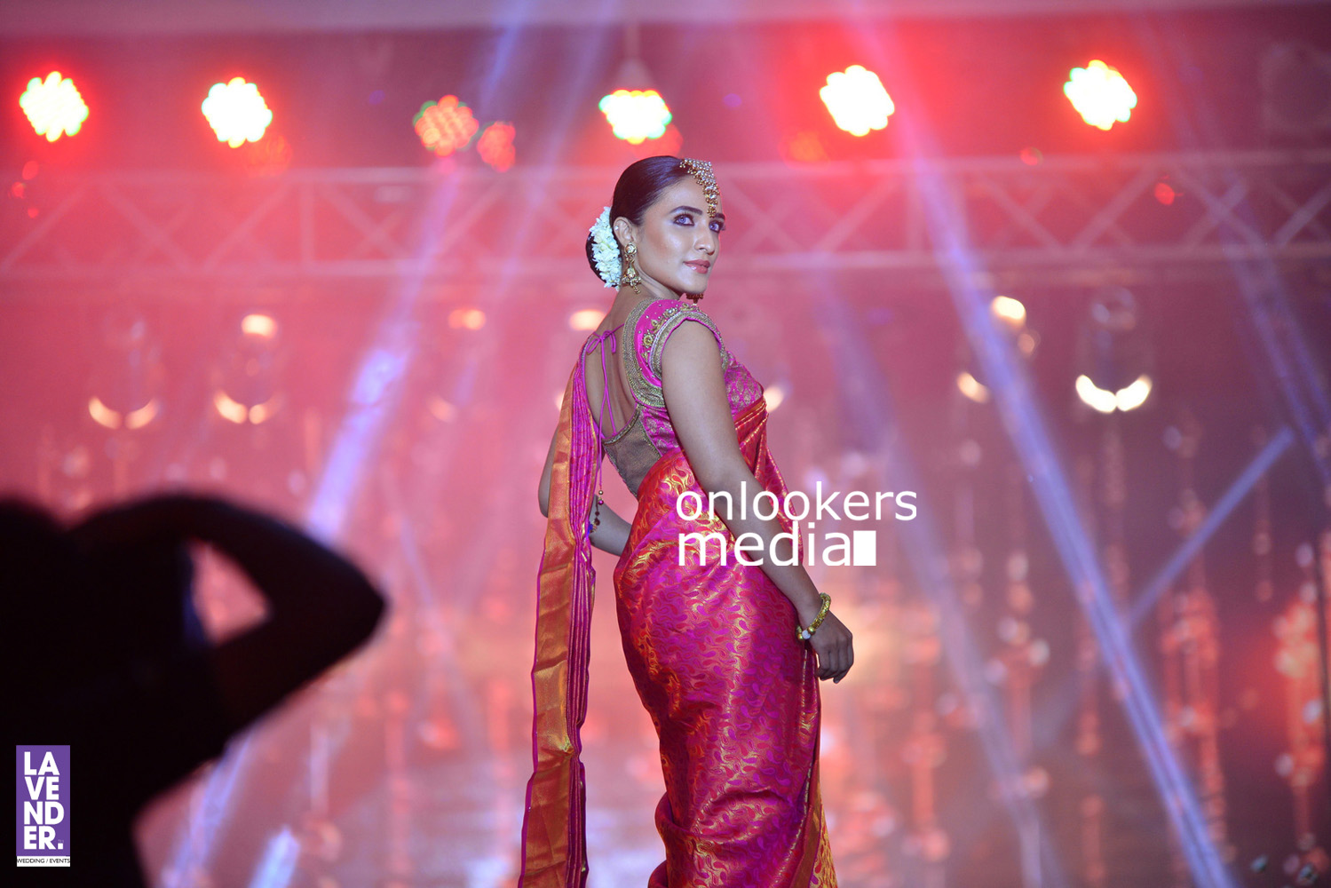 http://onlookersmedia.in/wp-content/uploads/2016/07/Saptamukhi-2016-Mahalekshmi-Silks-fashion-show-stills-photos-9.jpg