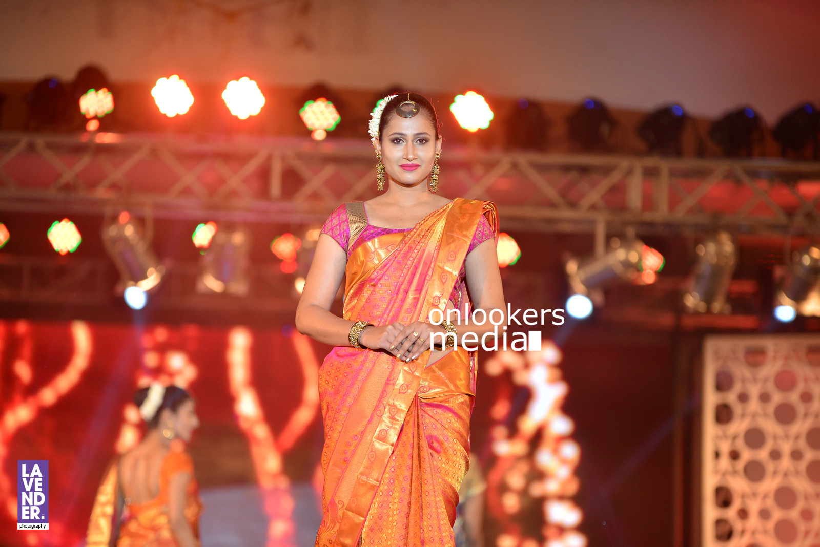 https://onlookersmedia.in/wp-content/uploads/2016/07/saptamukhi-2016-mahalekshmi-silks-fashion-show-10.jpg