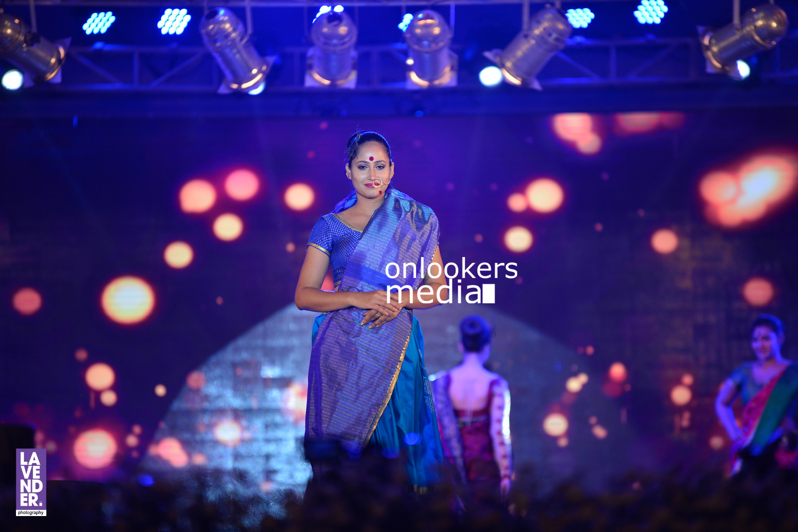 https://onlookersmedia.in/wp-content/uploads/2016/07/saptamukhi-2016-mahalekshmi-silks-fashion-show-102.jpg