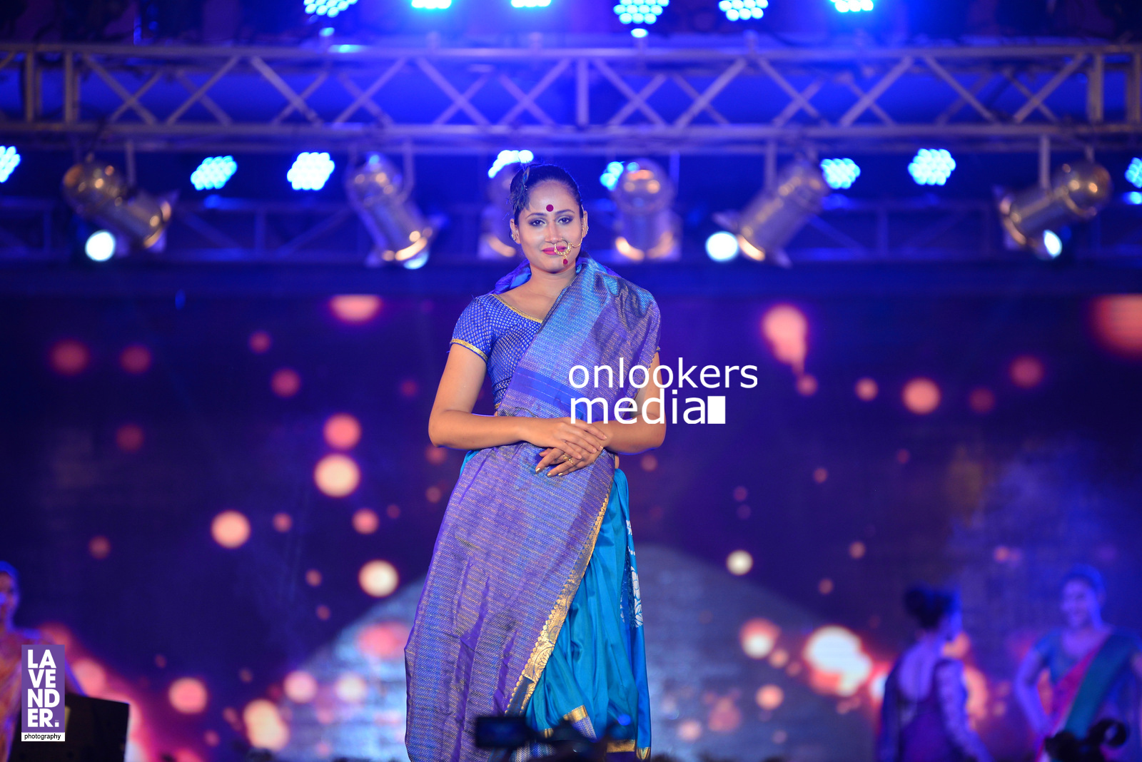 https://onlookersmedia.in/wp-content/uploads/2016/07/saptamukhi-2016-mahalekshmi-silks-fashion-show-103.jpg