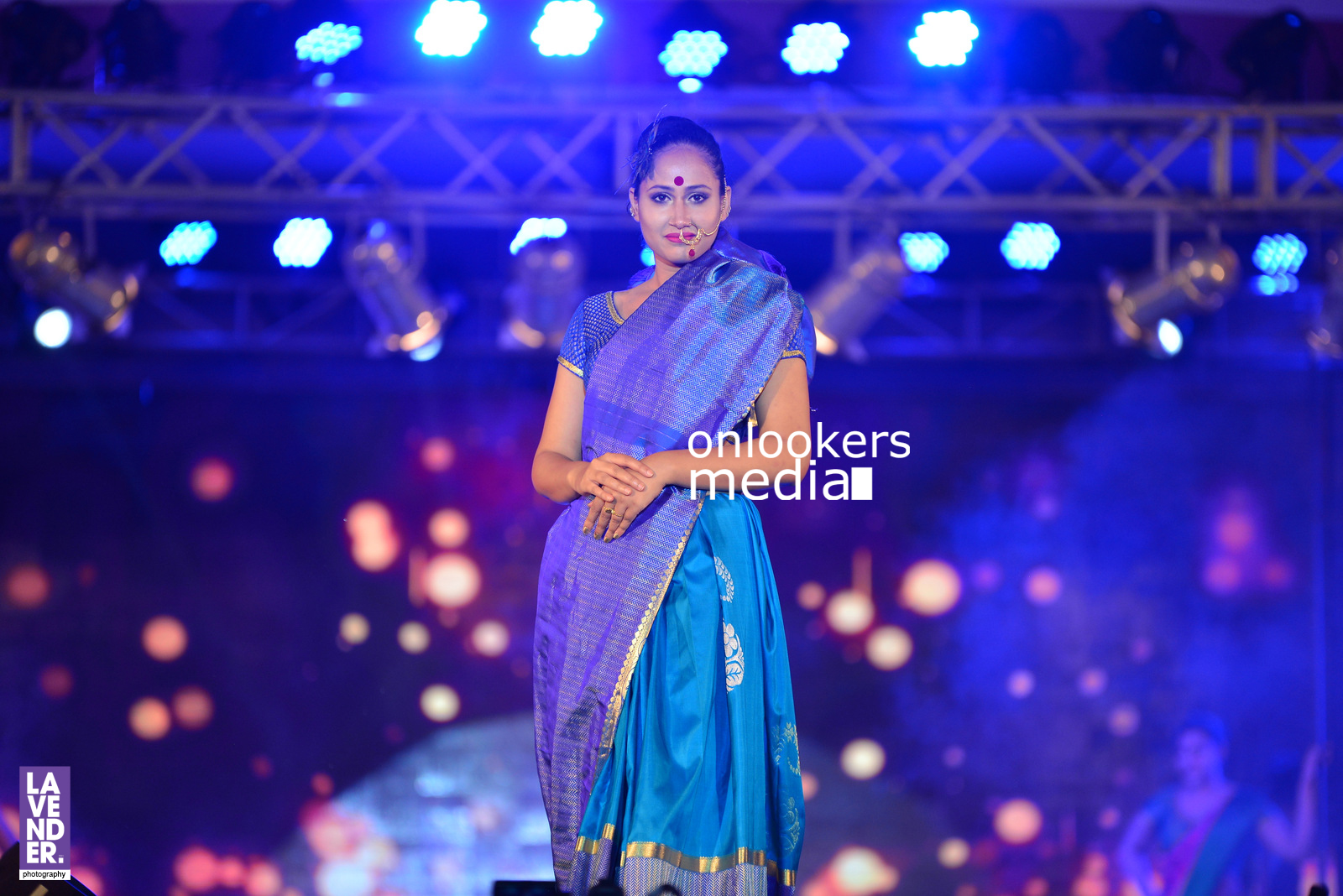 https://onlookersmedia.in/wp-content/uploads/2016/07/saptamukhi-2016-mahalekshmi-silks-fashion-show-104.jpg