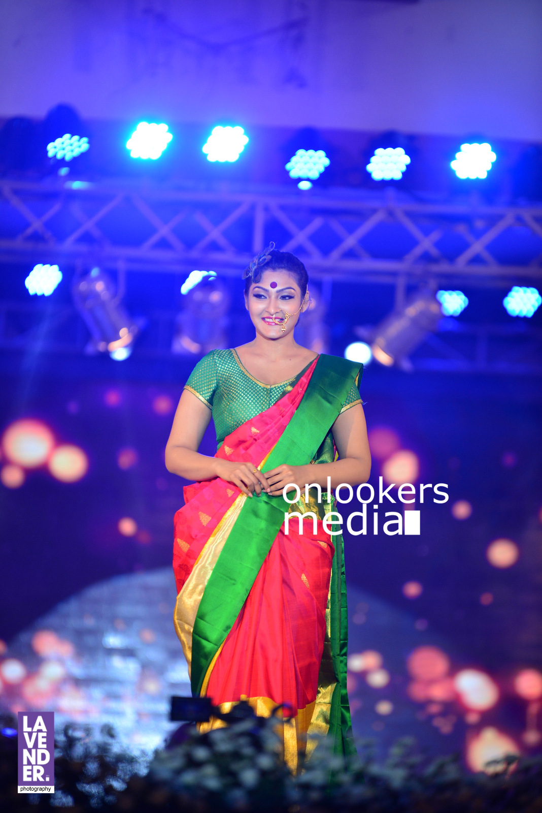 https://onlookersmedia.in/wp-content/uploads/2016/07/saptamukhi-2016-mahalekshmi-silks-fashion-show-106.jpg