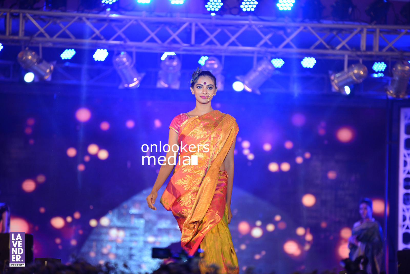 https://onlookersmedia.in/wp-content/uploads/2016/07/saptamukhi-2016-mahalekshmi-silks-fashion-show-108.jpg