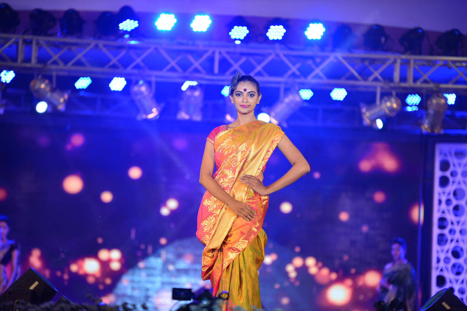 https://onlookersmedia.in/wp-content/uploads/2016/07/saptamukhi-2016-mahalekshmi-silks-fashion-show-109.jpg